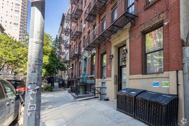 Entrance - 233 E 89th St