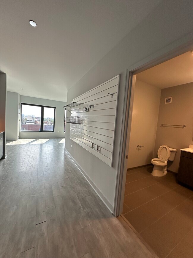 Foto del edificio - 1025 W Addison St