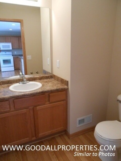 Foto del edificio - 2 Bedroom, 2.5 Bath Townhome in Urbandale with 2-Car Attached Garage