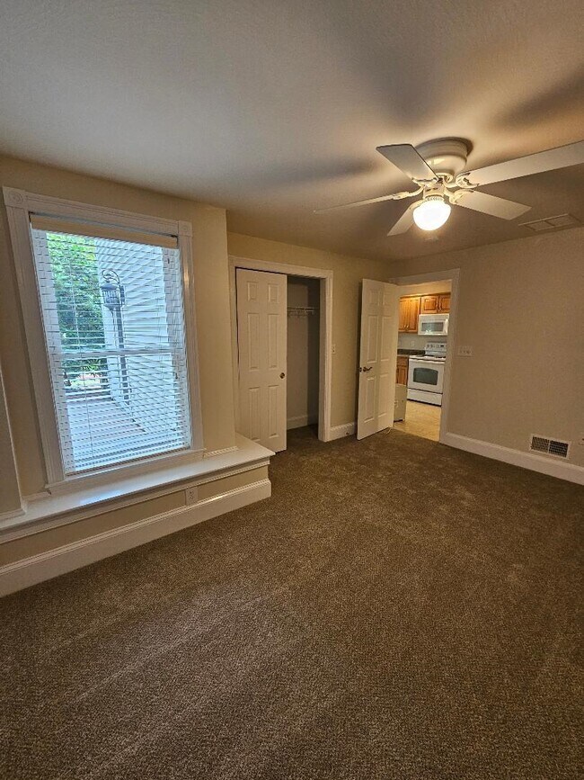 Foto del edificio - 116 E Broadway