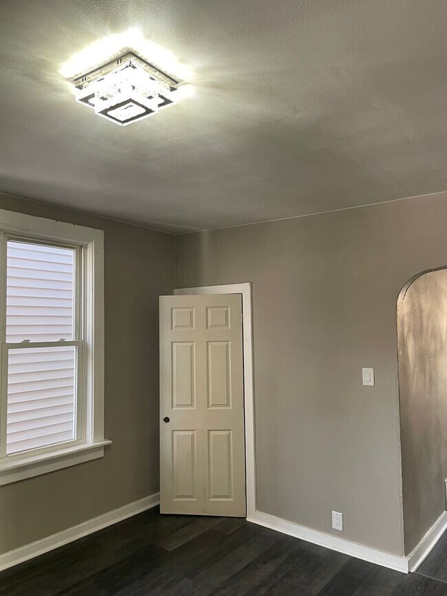 Building Photo - 4-Bd Single Family in Riverwest. *Brand new renovations*