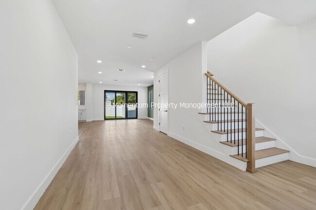 Foto del edificio - 6401 S Richard Ave