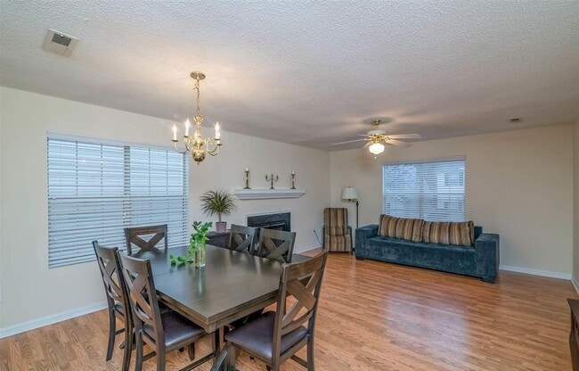 Building Photo - Well Maintained 2 Bedroom 2 Bathroom Townh...