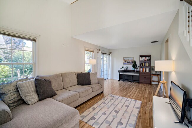 Foto del edificio - 2462 E Towne Blvd
