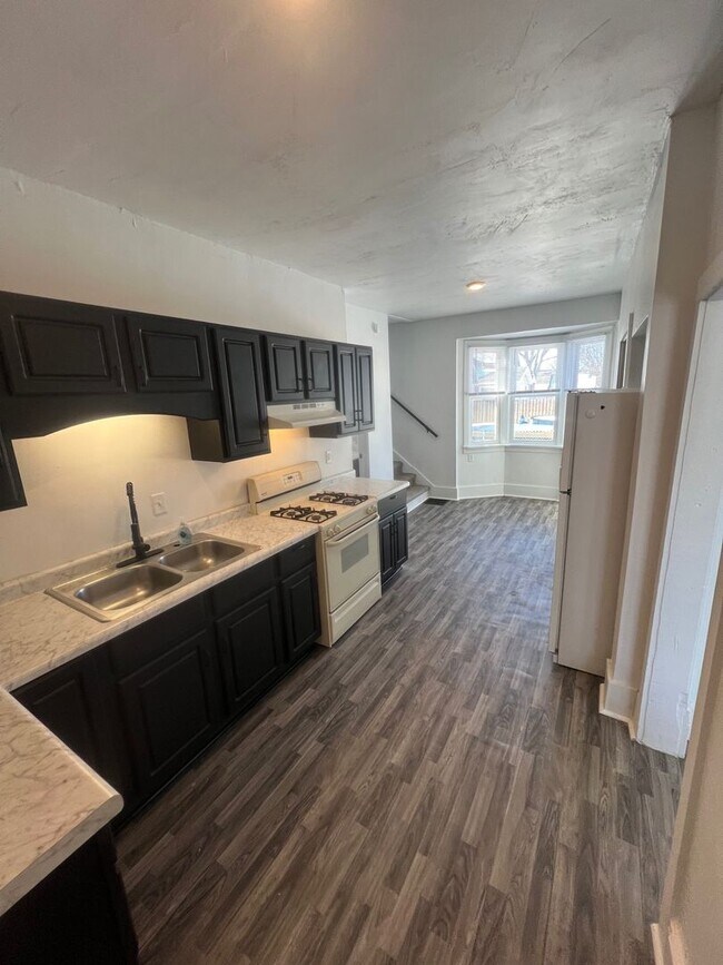 Foto del edificio - 4 Bedroom 2 Bath Single Family Home Available NOW!