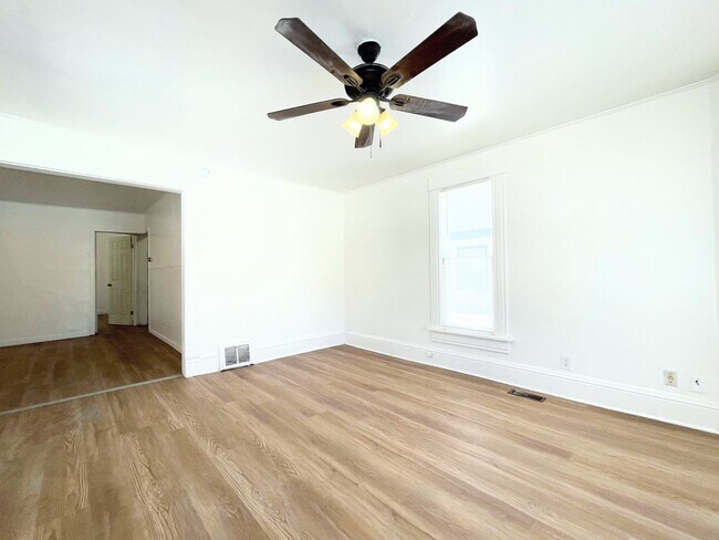 Building Photo - 2 Bed, 2 Bath Bungalow
