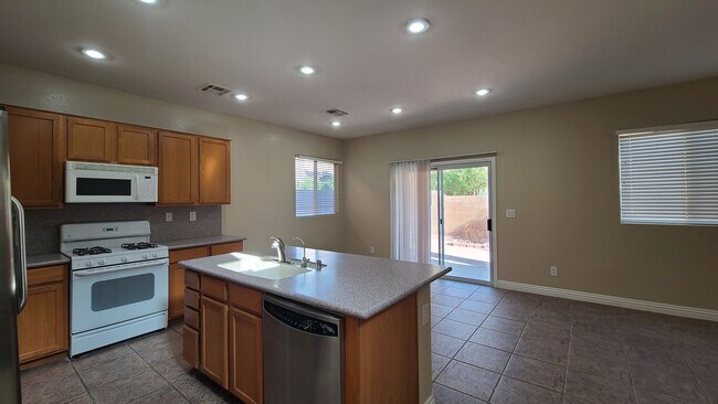 Building Photo - 3 Bedroom home located near Mountains Edge.