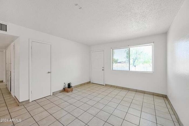 Building Photo - 3 bedroom