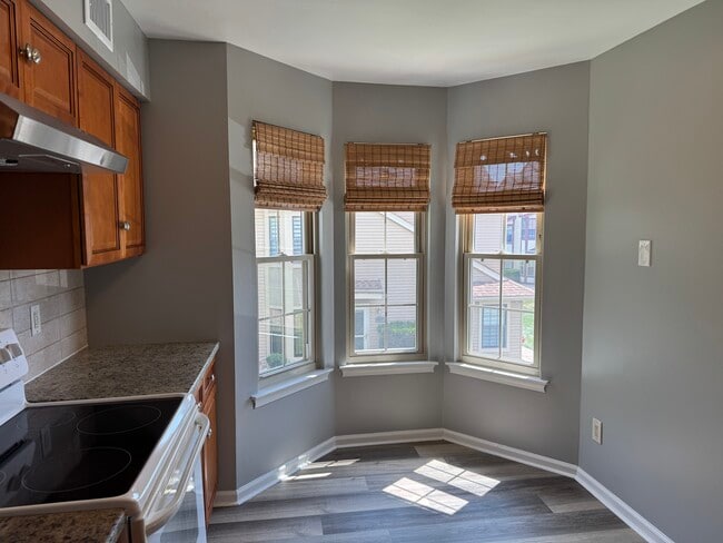 Building Photo - 1008 Barry Ct