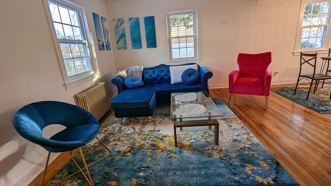 Building Photo - 3 Bedroom Home- Great Location in Darien