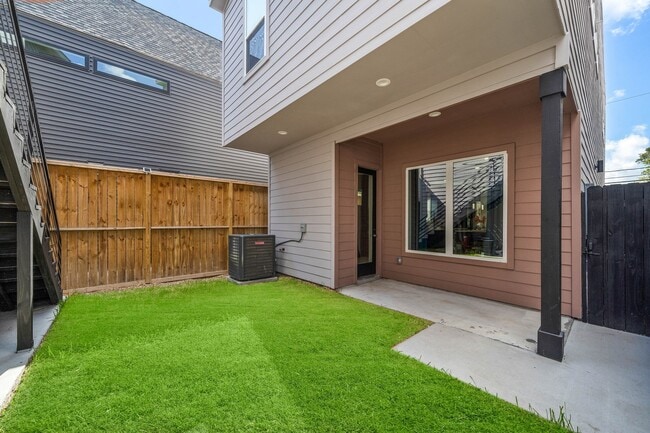 Building Photo - 207 E 38th St