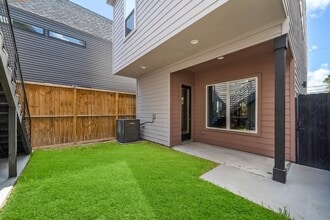 Building Photo - 207 E 38th St