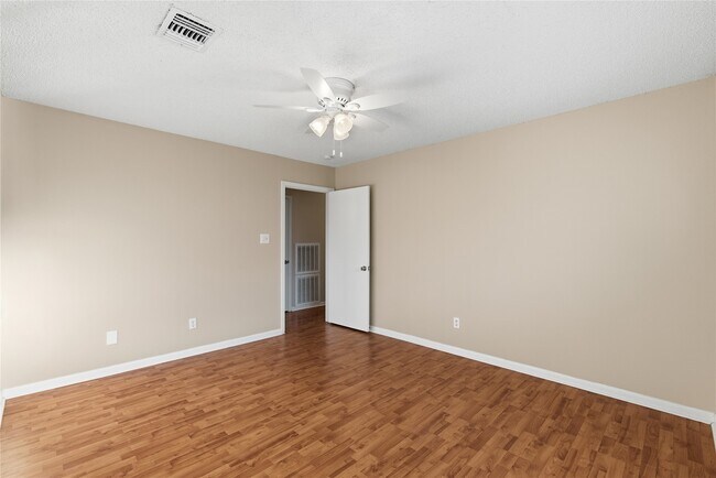 Foto del edificio - 5814 Viking Dr