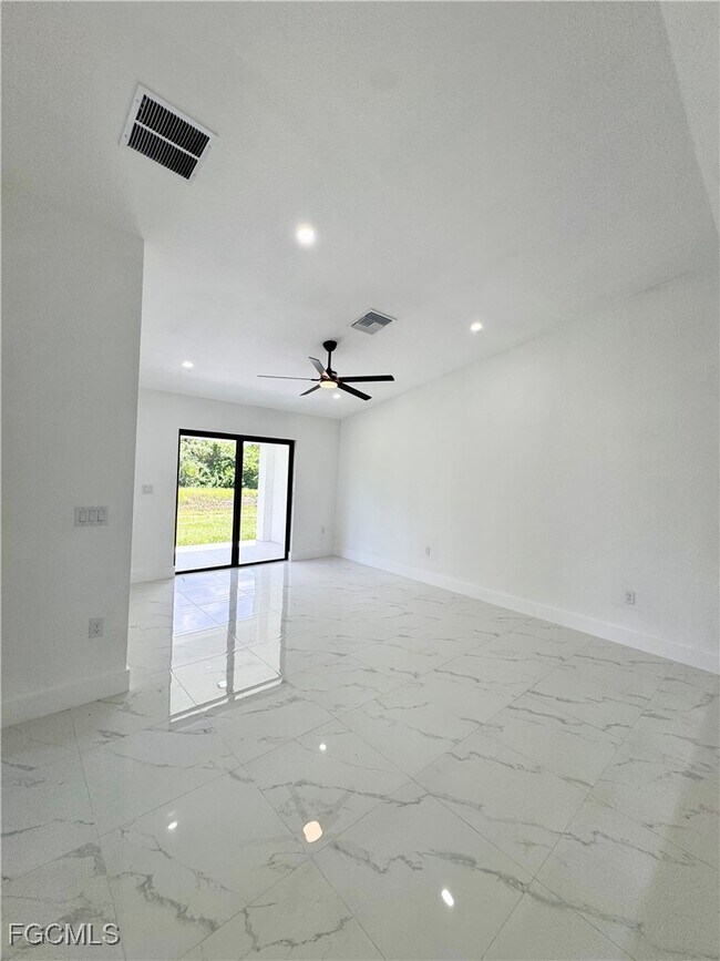 Foto del edificio - 670 Chemstrand St E