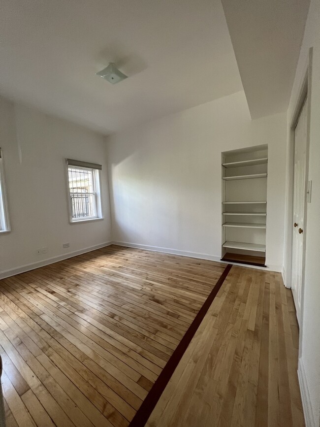 Building Photo - 3556 W Wrightwood Ave