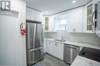 Building Photo - 19 Queen St W