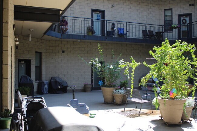 Shared courtyard space - 4751 N Artesian