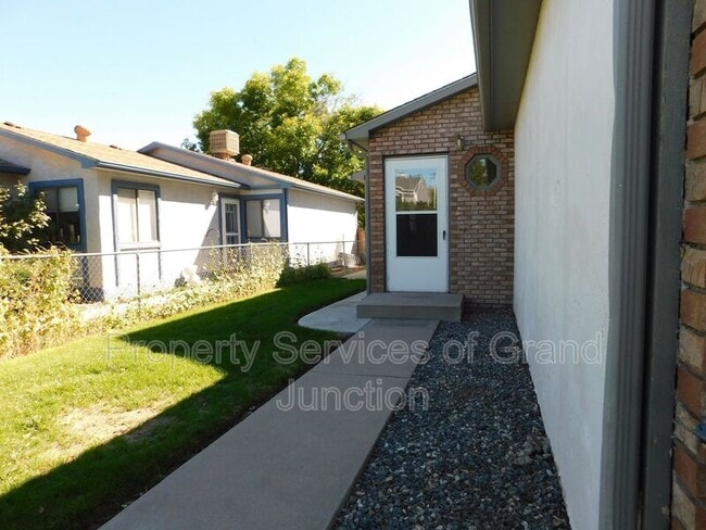 Foto del edificio - 3045 1/2 Stoneybrook Lane