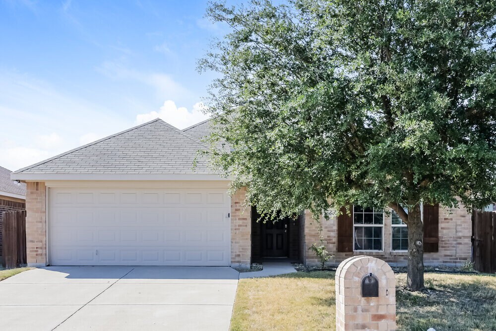 Primary Photo - 2504 Wakecrest Dr