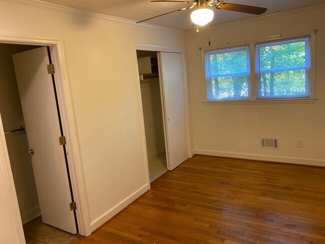 Building Photo - Walk to downtown Carrboro in minutes!