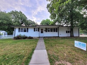 Building Photo - 1350 S Prince Ln