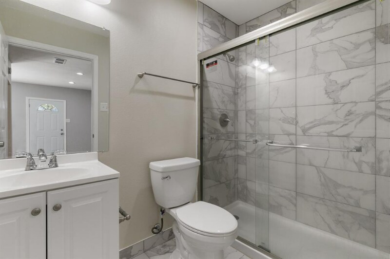 Foto del edificio - 8814 Pine Forest Dr