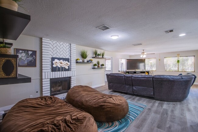 Foto del edificio - Spacious, Stylish, and Fully Furnished – L...
