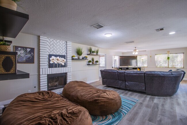 Foto del edificio - Spacious, Stylish, and Fully Furnished – Luxury 5-Bedroom Home in Henderson