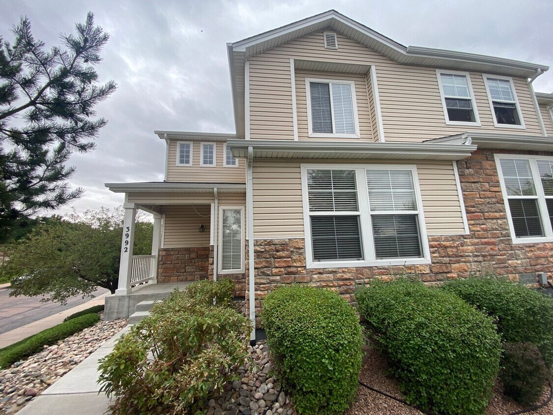 Primary Photo - 2 Story Townhome GORGEOUS and ready!!!!!