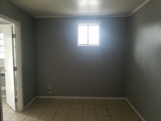 Building Photo - 902 Avenue EApartment 7 Ave