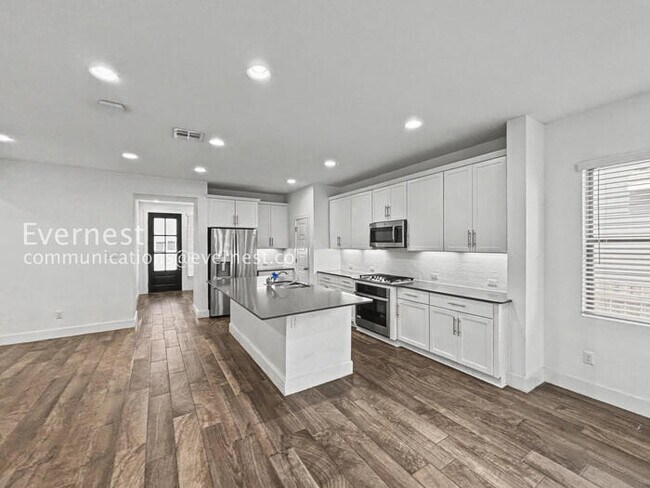 Foto del edificio - 3 Bed, 2 Bath Home with Fenced Yard & Garage / Pet-Friendly / Available Now!