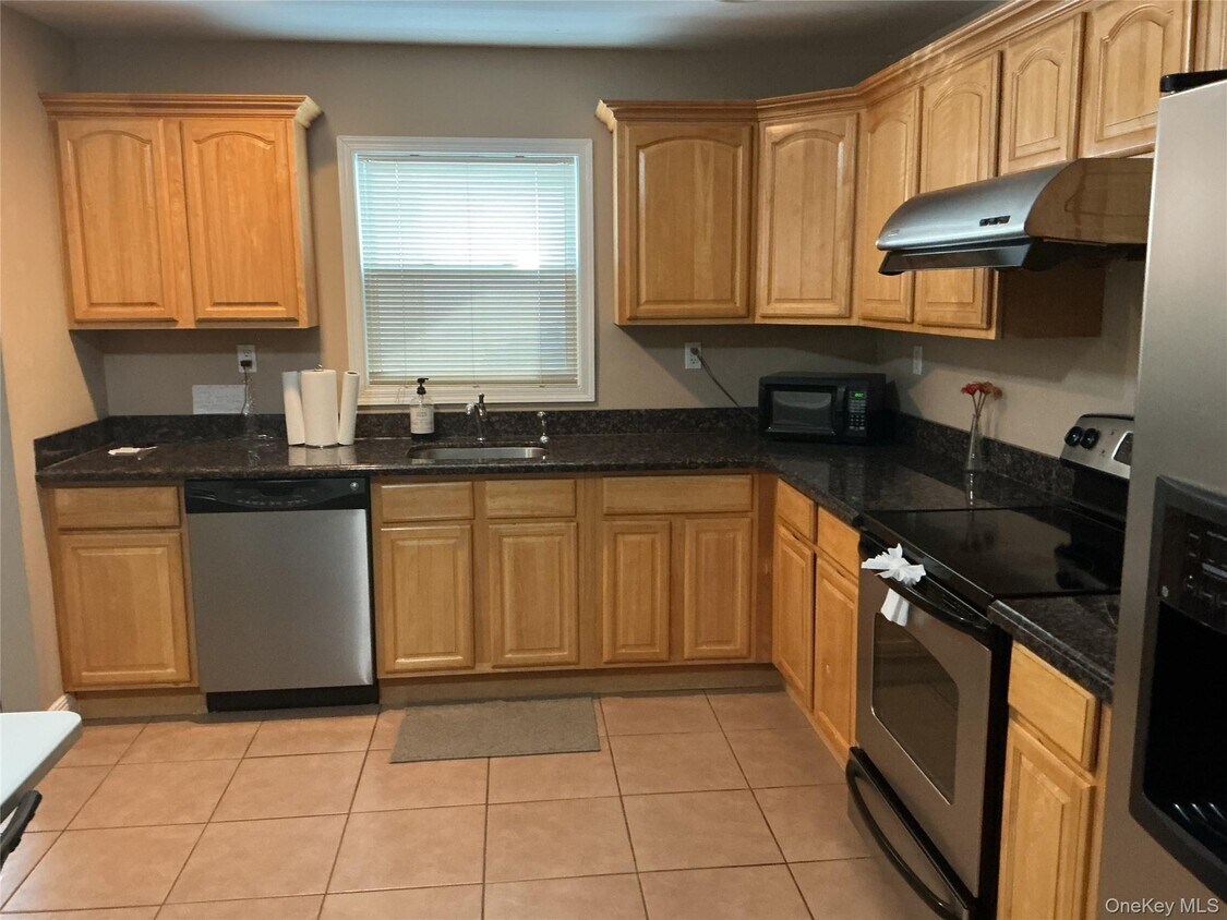 Primary Photo - 12 E John St