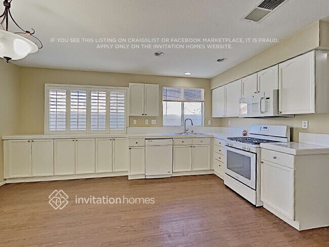 Foto del edificio - 892 Pathfinder Way