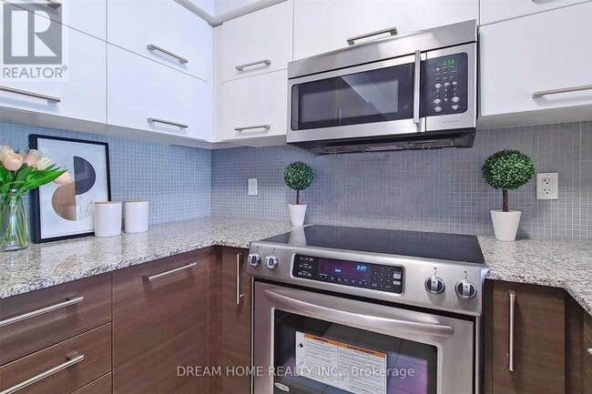 Building Photo - 5162 Yonge St