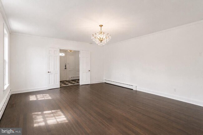 Building Photo - 5305 Saratoga Ave
