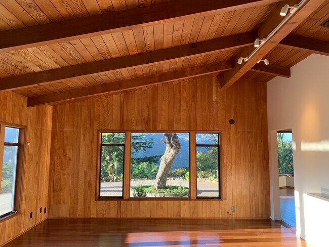 Foto del edificio - 21277 Entrada Rd