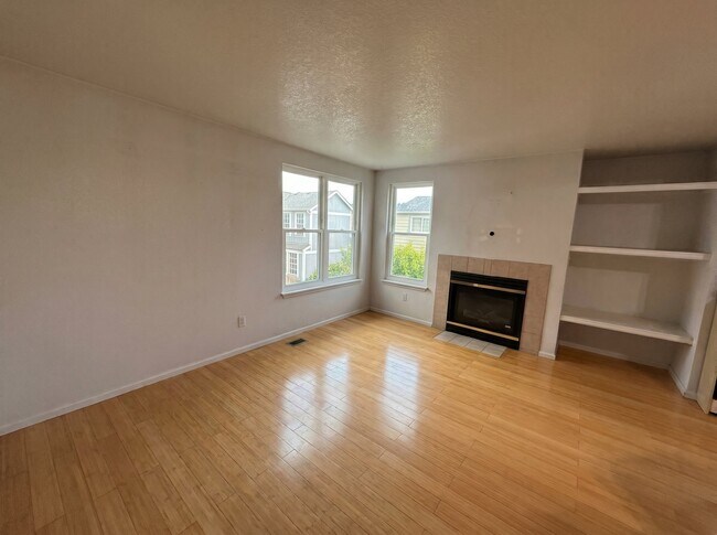Foto del edificio - 8043 Clay Dr