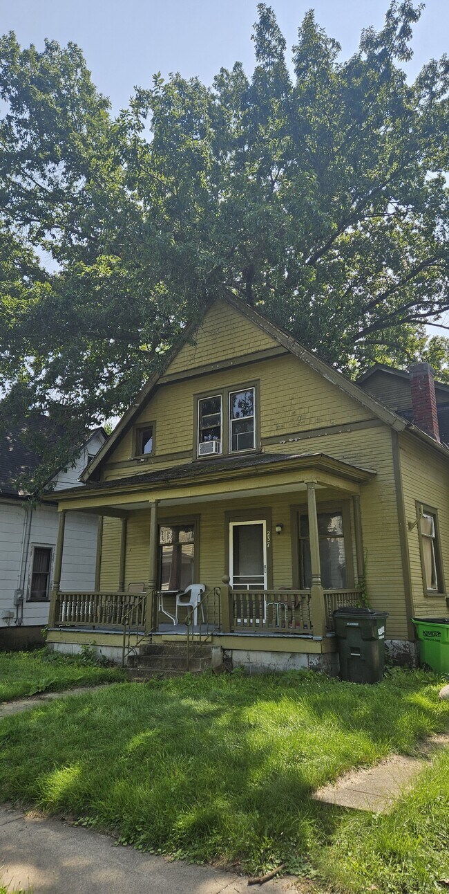 Building Photo - 237 1/2 E Larwill St