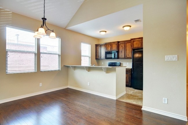 Interior Photo - 1220 College Ave