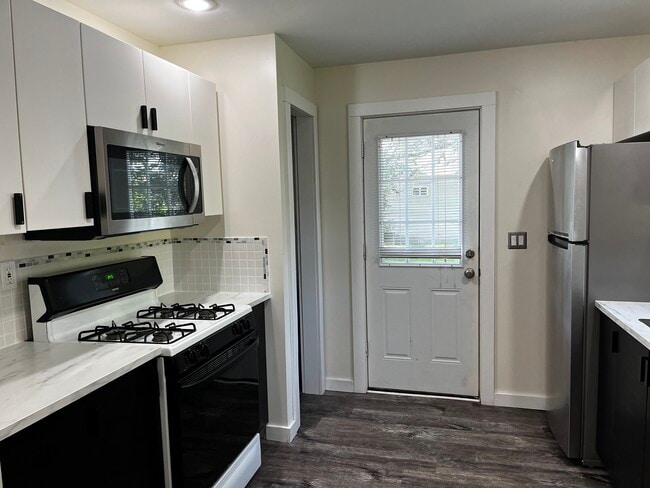 Kitchen - 302 E Shawnee St