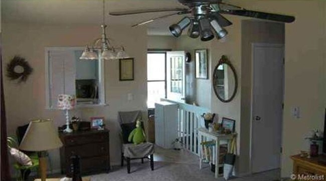 Building Photo - 488 Larkspur Dr