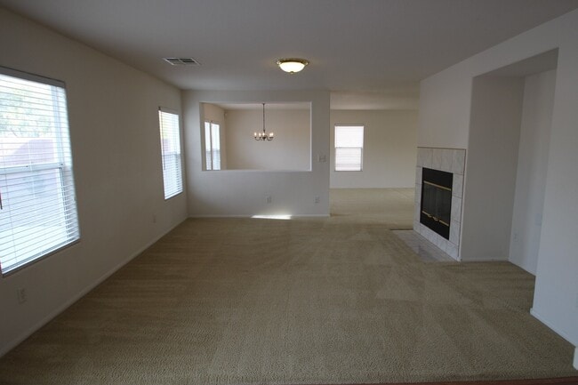 Building Photo - Spacious 3-Bedroom Home in Northwest Las V...