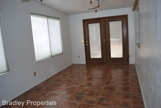 Building Photo - 3 br, 2 bath House - 4934 Sioux