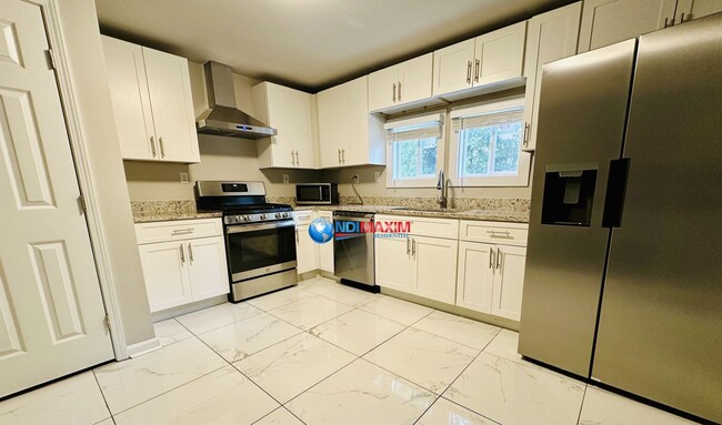 Photo - Renovated 4-bedroom ranch in Stone Mountain House