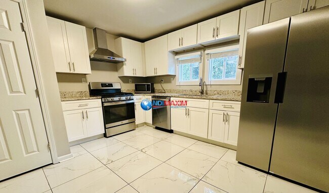 Foto del edificio - Renovated 4-bedroom ranch in Stone Mountain