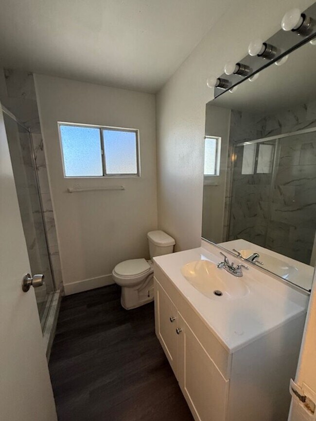 Building Photo - 725 Lilly Ln