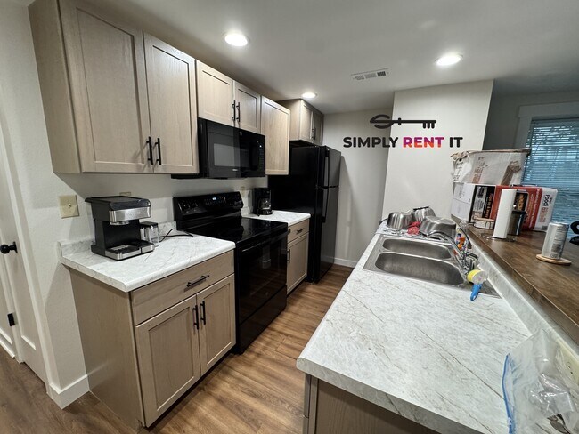 Building Photo - Renovated 2 Bedroom, 2 Bathroom on Campus! Available Jan. 1st!