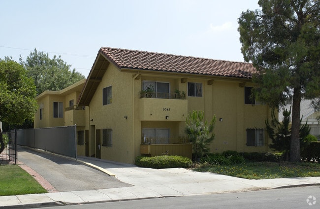 Building Photo - 5048 Rosewood Ave