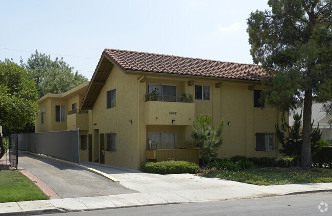 Foto del edificio - 5048 Rosewood Ave