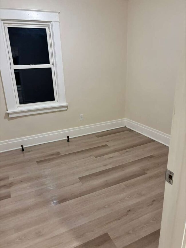 Foto del edificio - 2423 Falls St